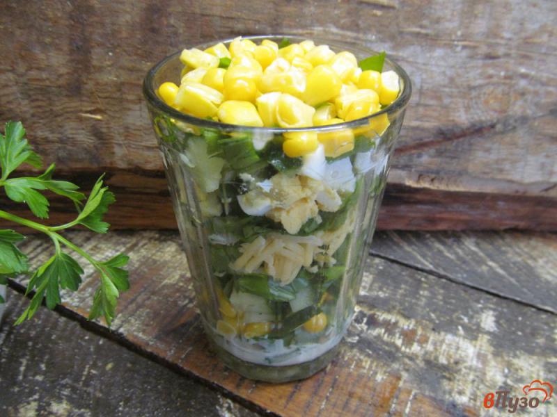 Фото приготовление рецепта: Салат из кукурузы и щавеля шаг №6