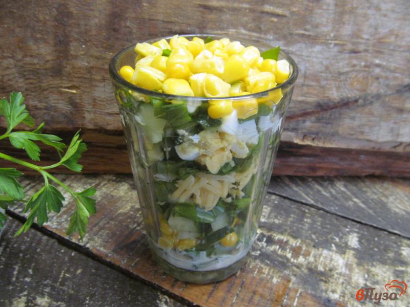 Фото приготовление рецепта: Салат из кукурузы и щавеля шаг №7