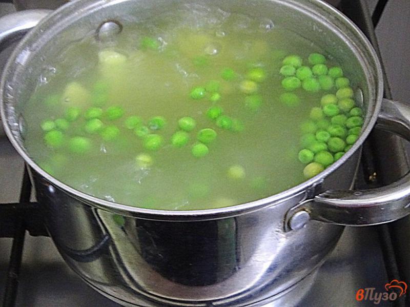 Фото приготовление рецепта: Суп с сосисками и зелёным горошком шаг №6