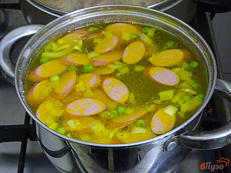 Фото приготовление рецепта: Суп с сосисками и зелёным горошком шаг №7