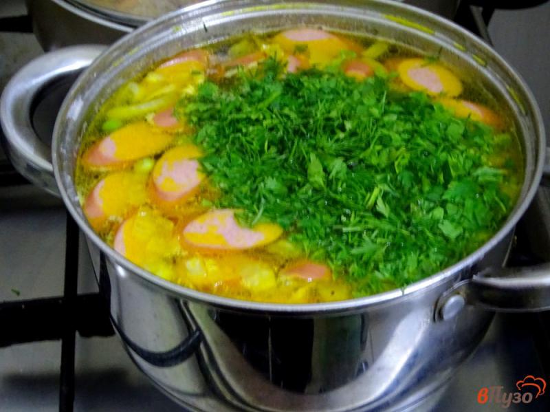 Фото приготовление рецепта: Суп с сосисками и зелёным горошком шаг №8