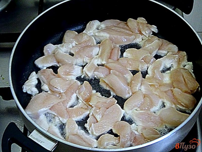 Фото приготовление рецепта: Бефстроганов из куриного филе шаг №3