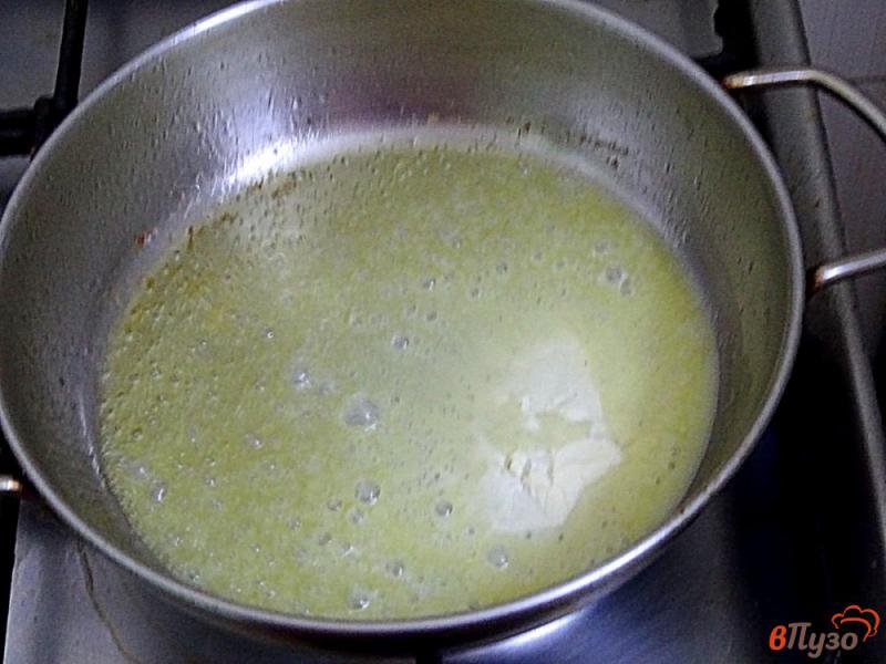 Фото приготовление рецепта: Соус с опятами и шпинатом шаг №3