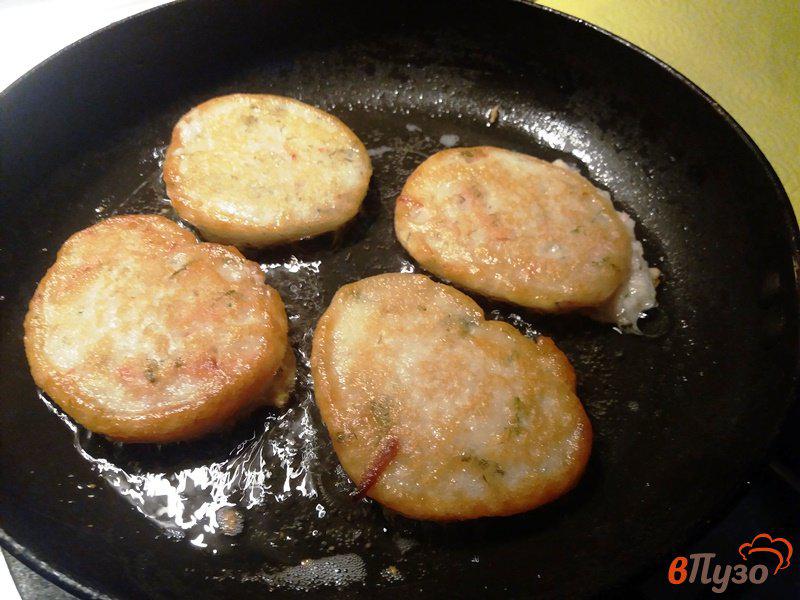 Фото приготовление рецепта: Картофельные оладьи с колбасой шаг №8