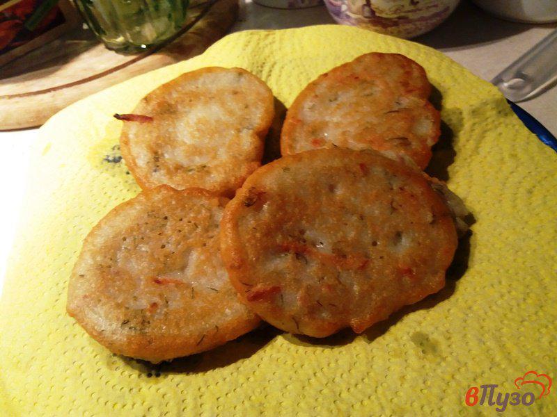 Фото приготовление рецепта: Картофельные оладьи с колбасой шаг №9
