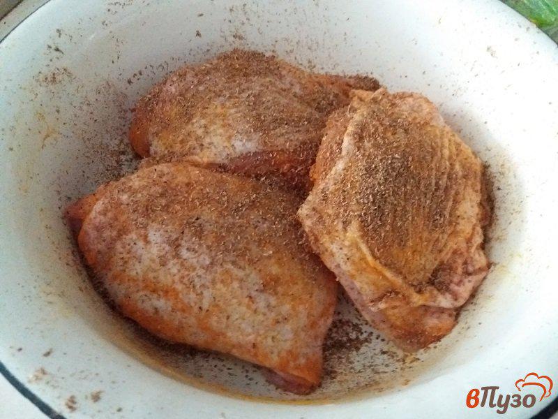 Фото приготовление рецепта: Куриные бедрышки в маногово-соевом маринаде шаг №3