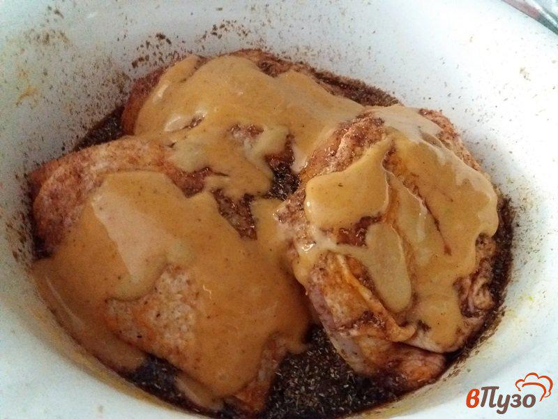 Фото приготовление рецепта: Куриные бедрышки в маногово-соевом маринаде шаг №4
