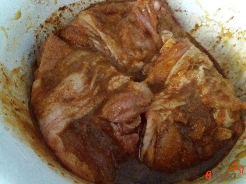 Фото приготовление рецепта: Куриные бедрышки в маногово-соевом маринаде шаг №5