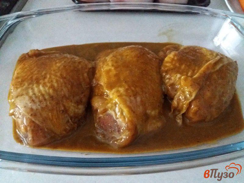 Фото приготовление рецепта: Куриные бедрышки в маногово-соевом маринаде шаг №6
