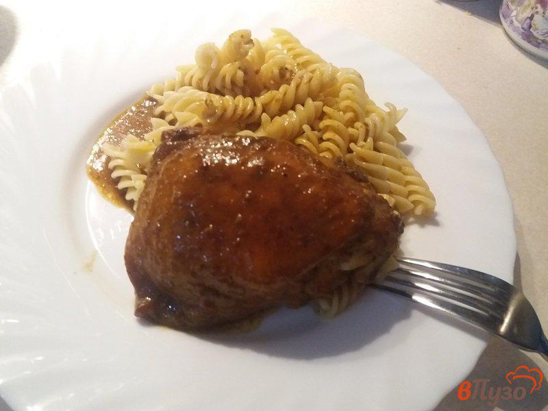 Фото приготовление рецепта: Куриные бедрышки в маногово-соевом маринаде шаг №10