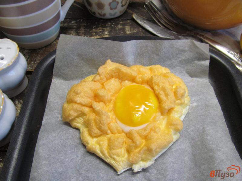 Фото приготовление рецепта: Яичная туча на сырной лепешке шаг №3