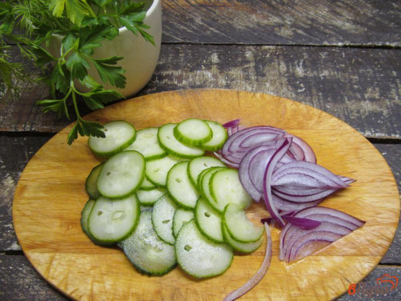 Фото приготовление рецепта: Картофельный салат с фасолью и огурцом шаг №3