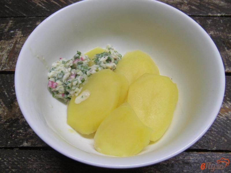 Фото приготовление рецепта: Картофельный салат с фасолью и огурцом шаг №4
