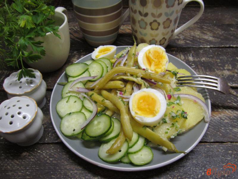 Фото приготовление рецепта: Картофельный салат с фасолью и огурцом шаг №6