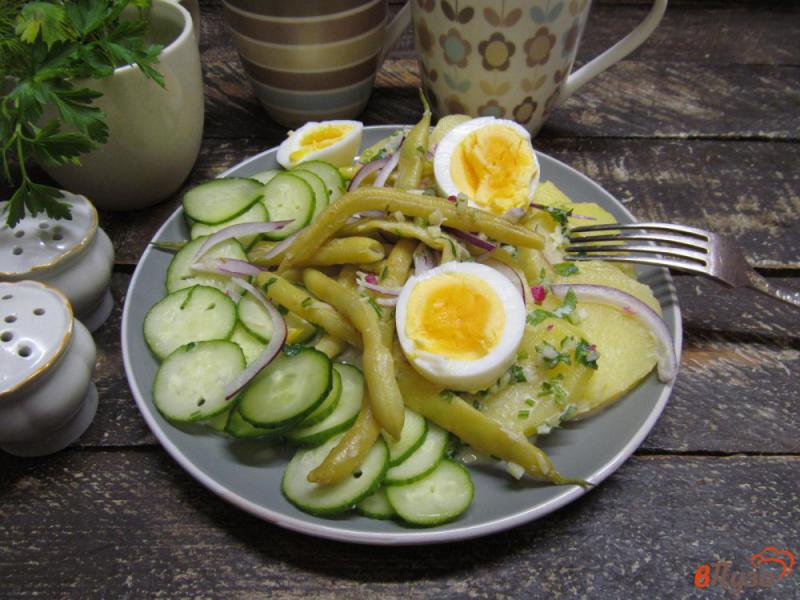 Фото приготовление рецепта: Картофельный салат с фасолью и огурцом шаг №7