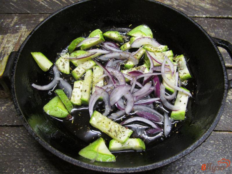 Фото приготовление рецепта: Теплый салат из кабачка с томатами шаг №4