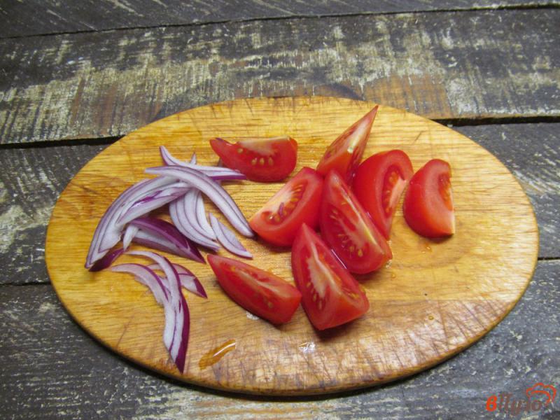 Фото приготовление рецепта: Теплый салат из кабачка с томатами шаг №2