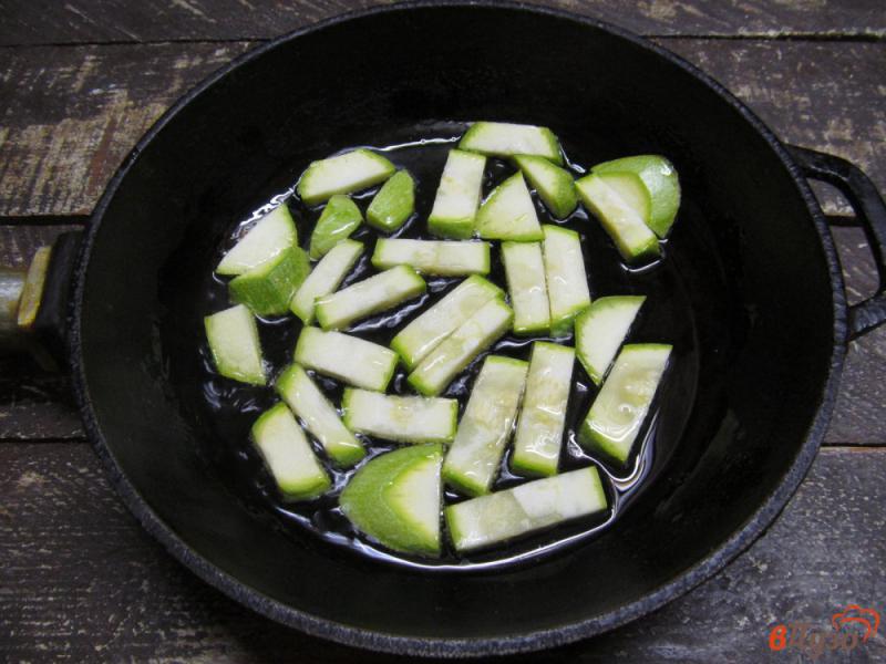 Фото приготовление рецепта: Теплый салат из кабачка с томатами шаг №3