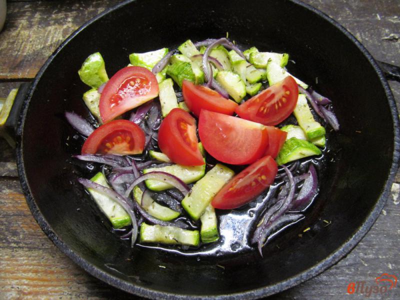 Фото приготовление рецепта: Теплый салат из кабачка с томатами шаг №5