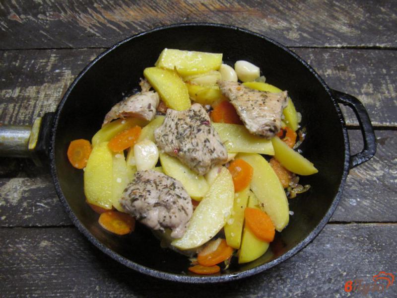 Фото приготовление рецепта: Свинина с овощами и чесноком «Романтический ужин» шаг №4