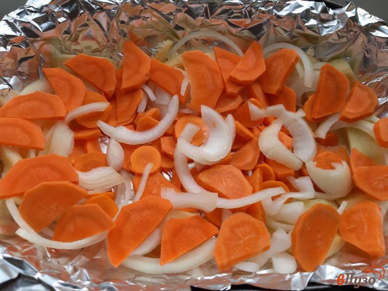 Фото приготовление рецепта: Скумбрия запеченная с овощами в духовке шаг №5
