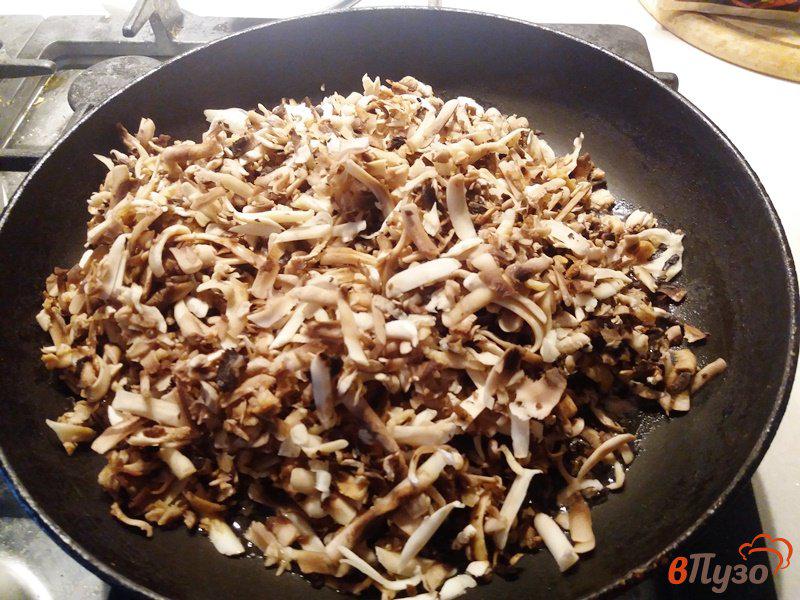 Фото приготовление рецепта: Пирожки с грибами и яйцом шаг №4