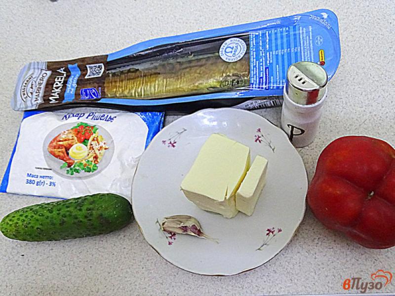 Фото приготовление рецепта: Бутерброды со скумбрией горячего копчения шаг №1