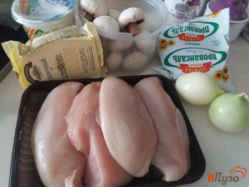 Фото приготовление рецепта: Запечёное куриное филе с грибами под сырным соусом шаг №1