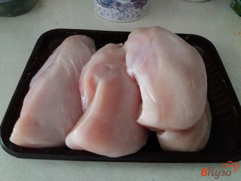 Фото приготовление рецепта: Запечёное куриное филе с грибами под сырным соусом шаг №2