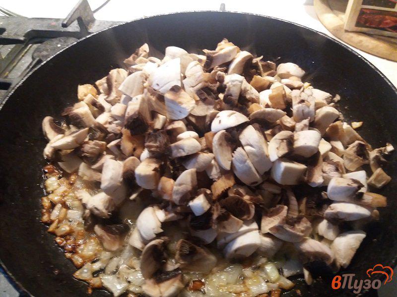 Фото приготовление рецепта: Запечёное куриное филе с грибами под сырным соусом шаг №3