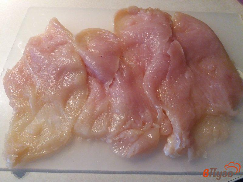 Фото приготовление рецепта: Запечёное куриное филе с грибами под сырным соусом шаг №4