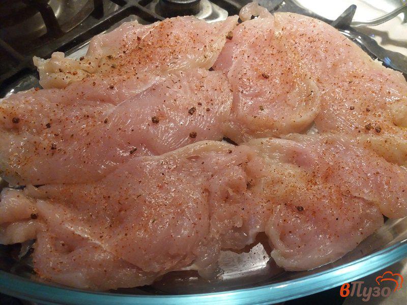 Фото приготовление рецепта: Запечёное куриное филе с грибами под сырным соусом шаг №5
