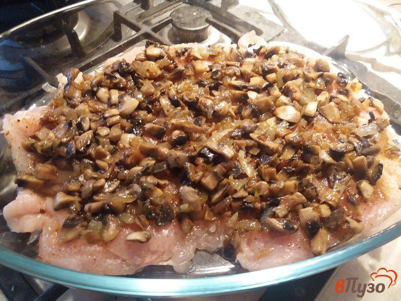 Фото приготовление рецепта: Запечёное куриное филе с грибами под сырным соусом шаг №10
