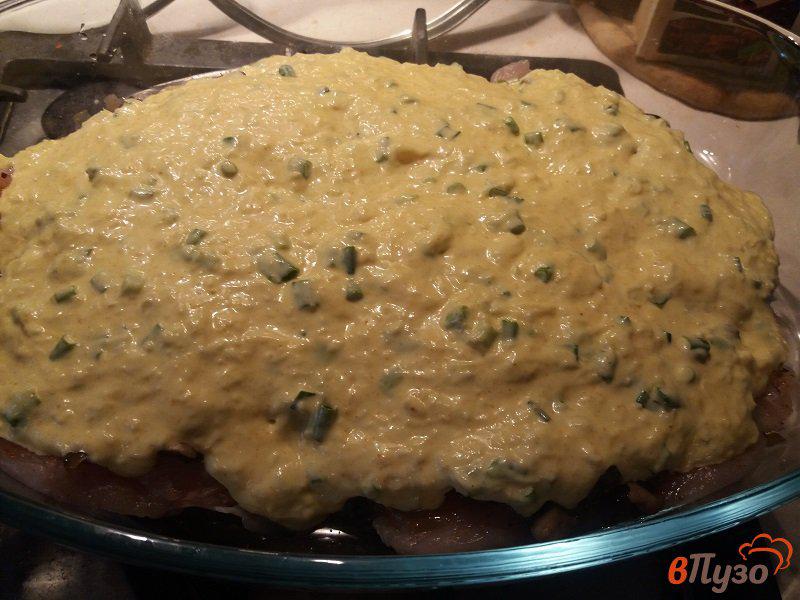 Фото приготовление рецепта: Запечёное куриное филе с грибами под сырным соусом шаг №11