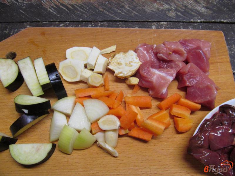 Фото приготовление рецепта: Свинина с куриной печенью и овощами в мультиварке шаг №2