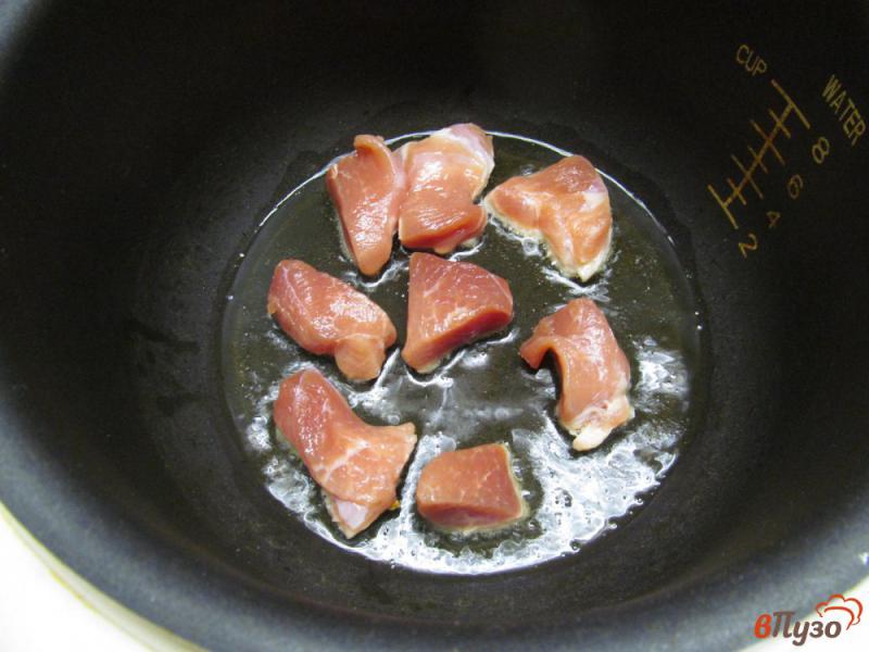 Фото приготовление рецепта: Свинина с куриной печенью и овощами в мультиварке шаг №3