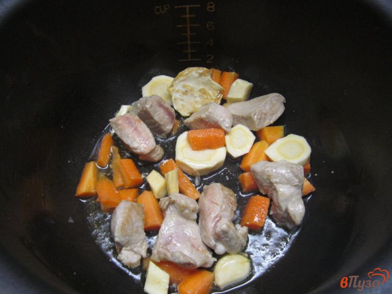Фото приготовление рецепта: Свинина с куриной печенью и овощами в мультиварке шаг №4