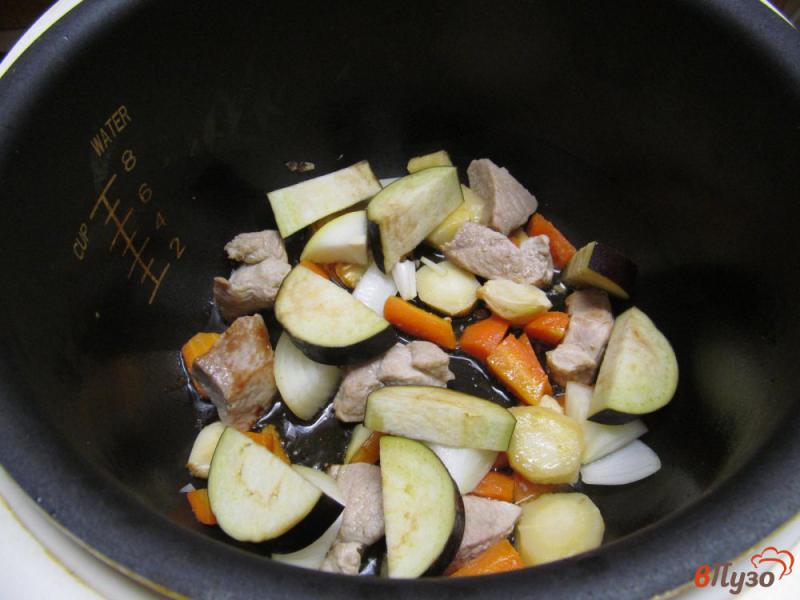 Фото приготовление рецепта: Свинина с куриной печенью и овощами в мультиварке шаг №5