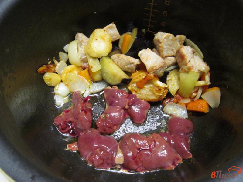 Фото приготовление рецепта: Свинина с куриной печенью и овощами в мультиварке шаг №6