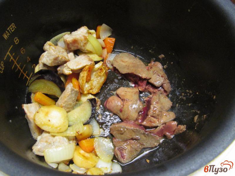 Фото приготовление рецепта: Свинина с куриной печенью и овощами в мультиварке шаг №7