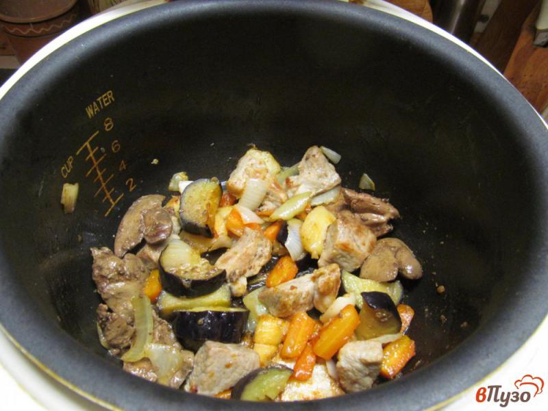 Фото приготовление рецепта: Свинина с куриной печенью и овощами в мультиварке шаг №8