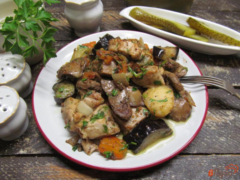 Фото приготовление рецепта: Свинина с куриной печенью и овощами в мультиварке шаг №10