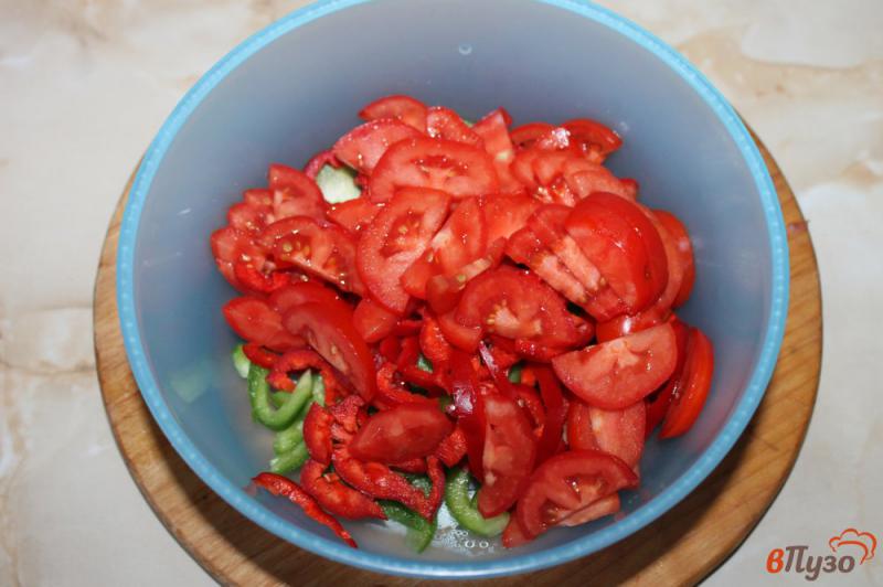 Фото приготовление рецепта: Овощной салат с красным луком шаг №2