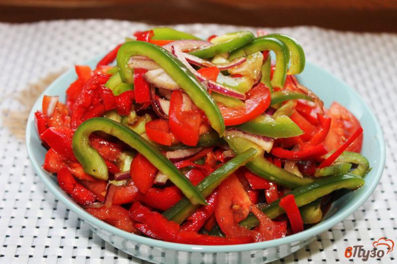 Фото приготовление рецепта: Овощной салат с красным луком шаг №4