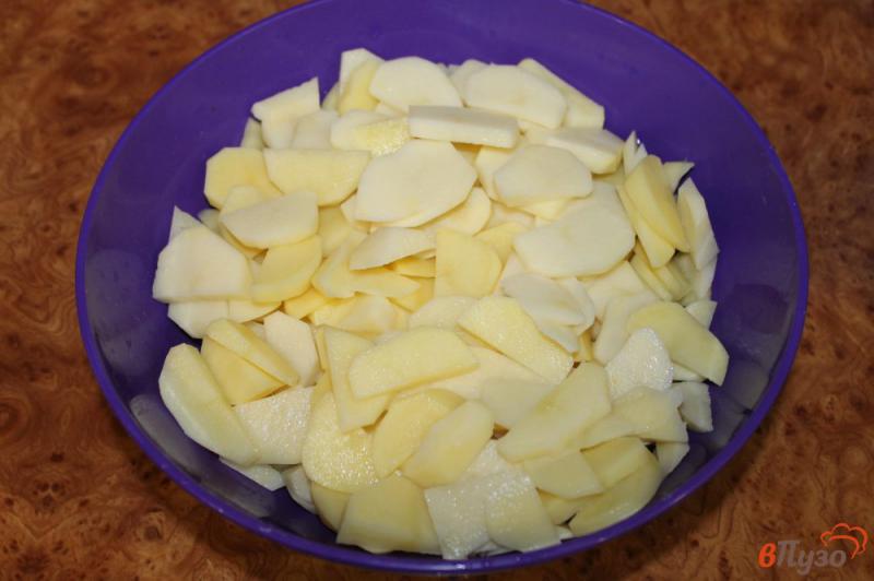 Фото приготовление рецепта: Запеченный картофель слоями с куриным филе и сыром шаг №1