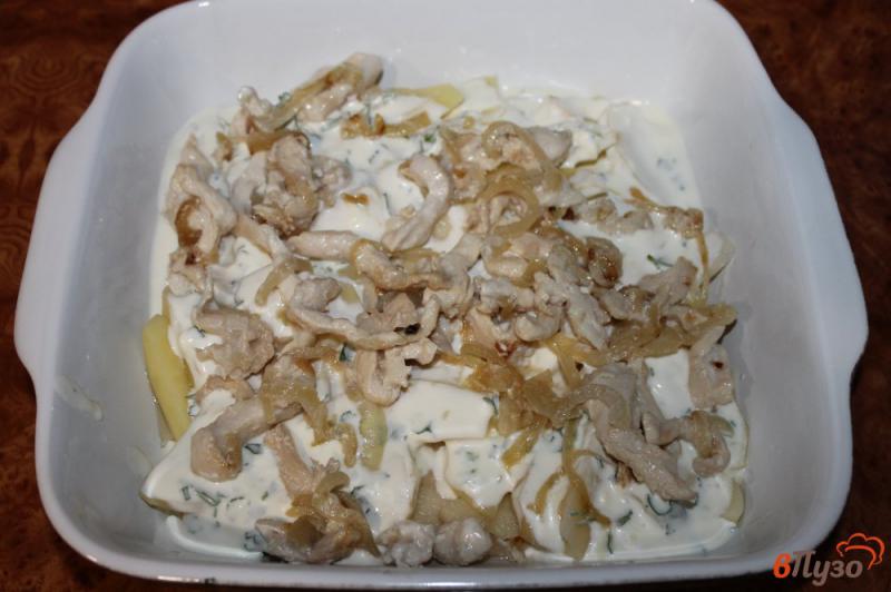 Фото приготовление рецепта: Запеченный картофель слоями с куриным филе и сыром шаг №6