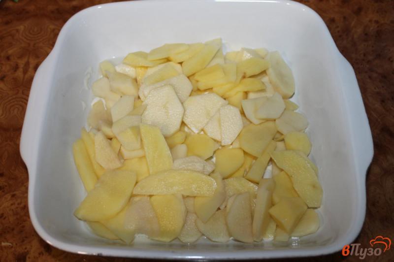 Фото приготовление рецепта: Запеченный картофель слоями с куриным филе и сыром шаг №5
