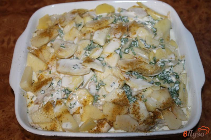 Фото приготовление рецепта: Запеченный картофель слоями с куриным филе и сыром шаг №8