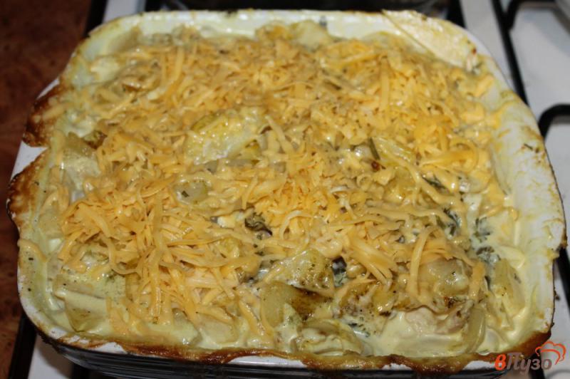 Фото приготовление рецепта: Запеченный картофель слоями с куриным филе и сыром шаг №9