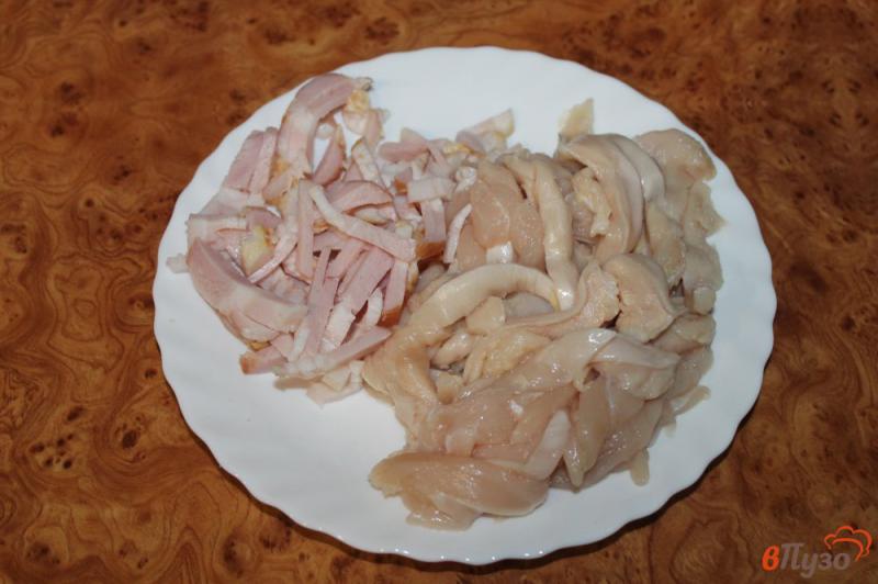 Фото приготовление рецепта: Фасоль с беконом и куриным филе тушеная в соевом соусе шаг №2
